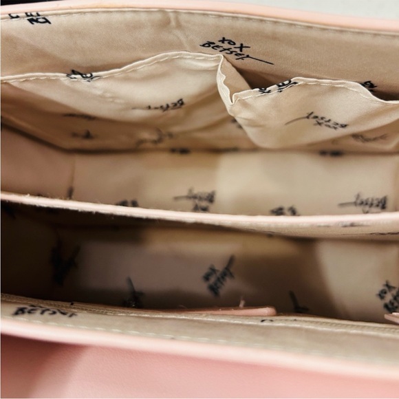 🆕🧸Betsey Johnson Gummy Bear Convertible Blush Handbag With Charm NWT - Picture 12 of 12